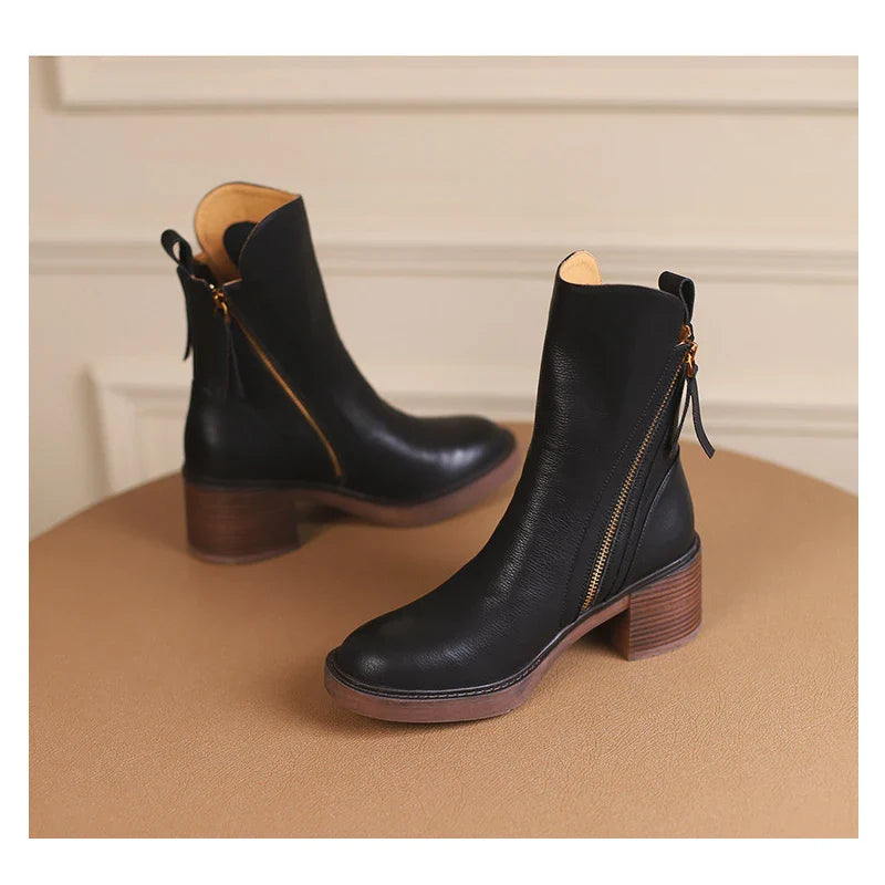 Bota Feminina em Couro Italiano Com Zíper Salto Grosso Palerma™ - Inverno 2025