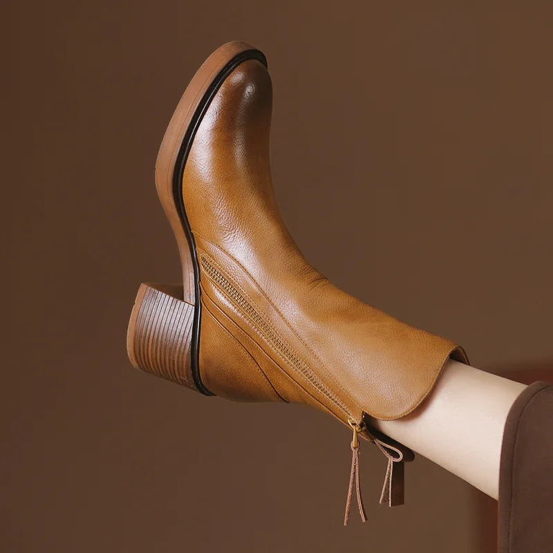 Bota Feminina em Couro Italiano Com Zíper Salto Grosso Palerma™ - Inverno 2025