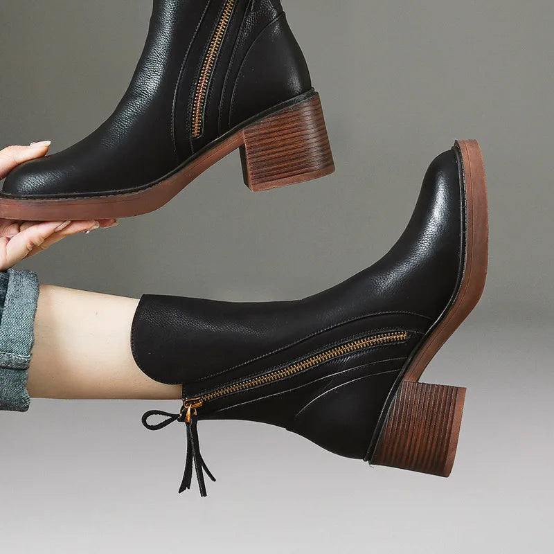 Bota Feminina em Couro Italiano Com Zíper Salto Grosso Palerma™ - Inverno 2025