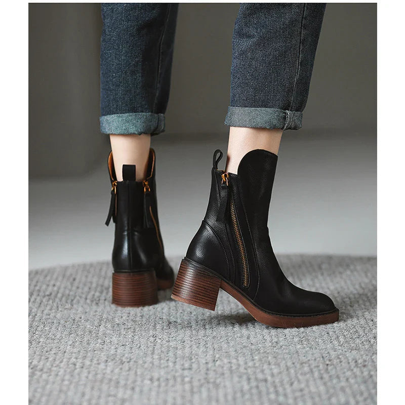 Bota Feminina em Couro Italiano Com Zíper Salto Grosso Palerma™ - Inverno 2025