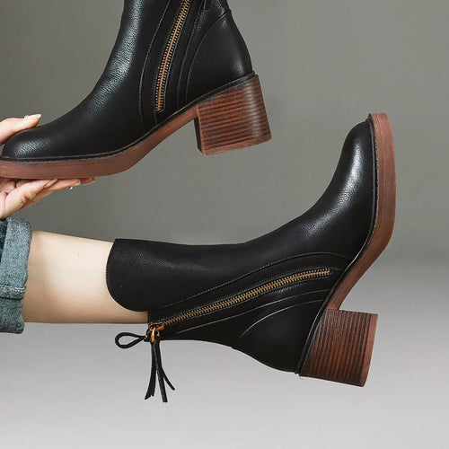 Bota Feminina em Couro Italiano Com Zíper Salto Grosso Palerma™ - Inverno 2025