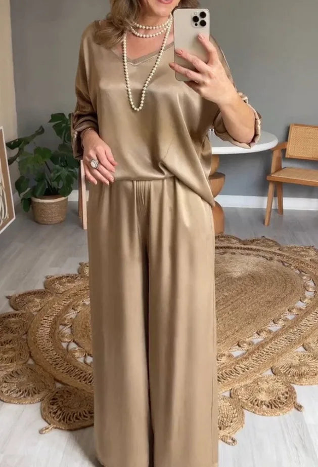 Conjunto de Cetim com Decote em V de Duas Peças