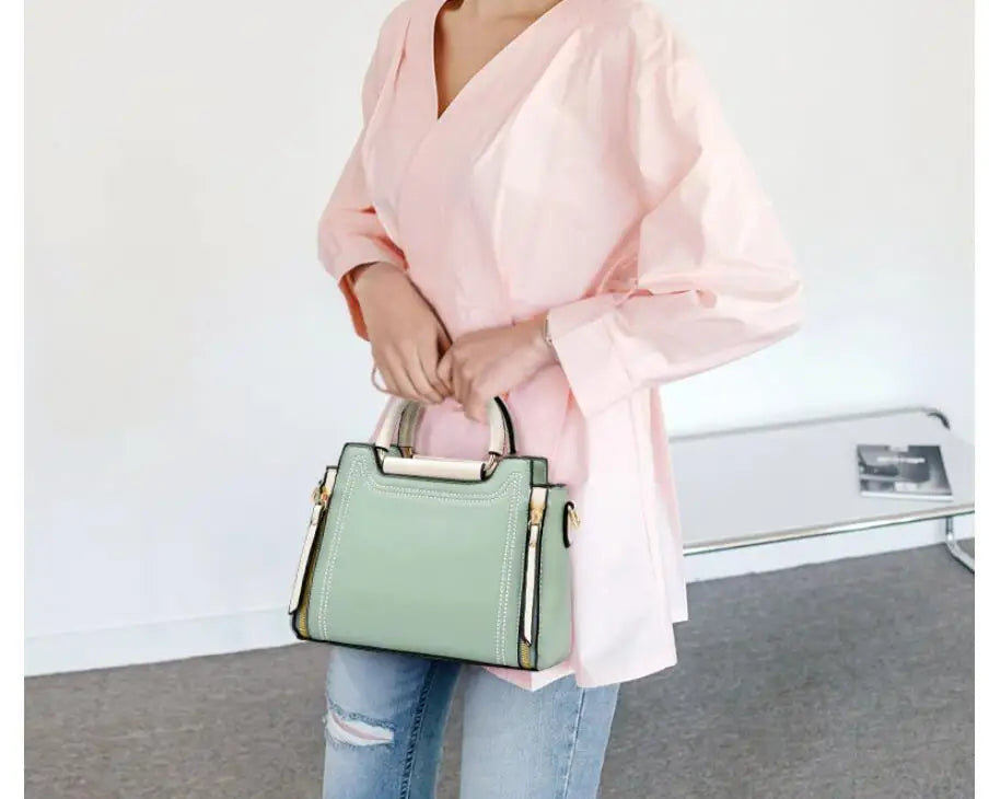 Bolsa Feminina em Couro Quadrada em de Ombro Majestic