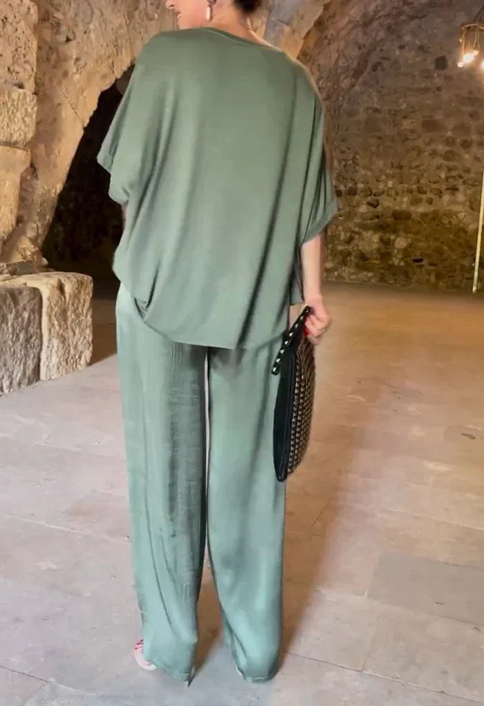 Conjunto de Cetim com Decote em V de Duas Peças