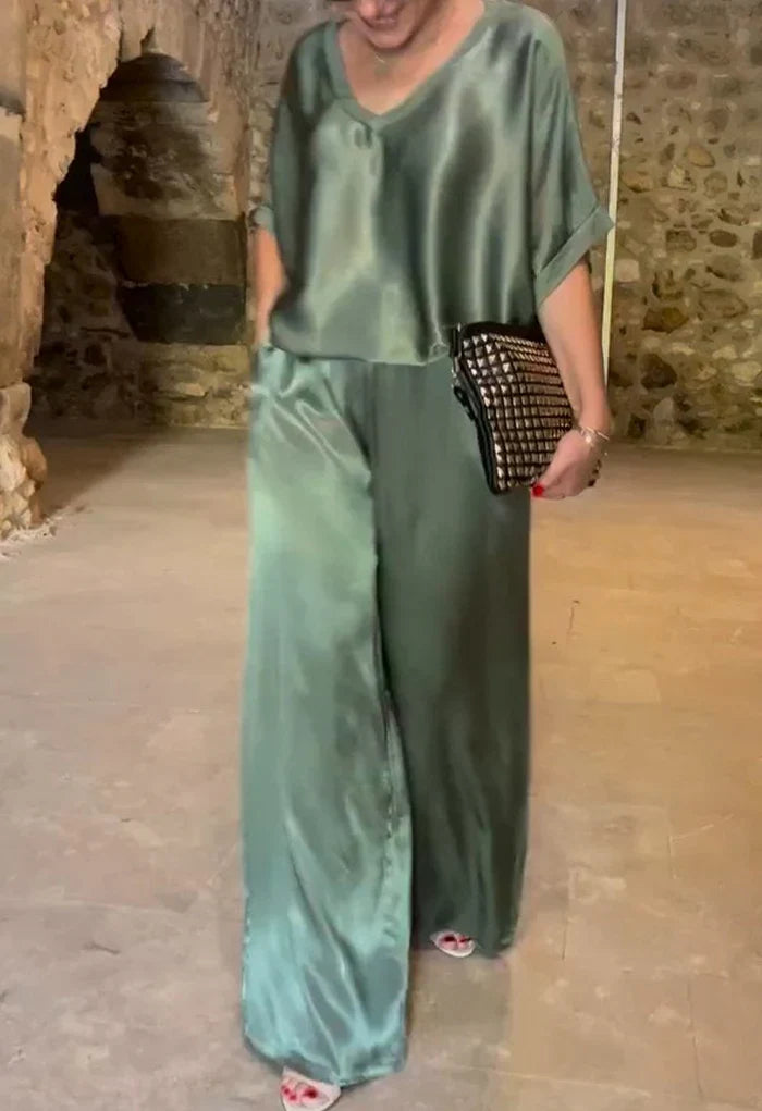 Conjunto de Cetim com Decote em V de Duas Peças