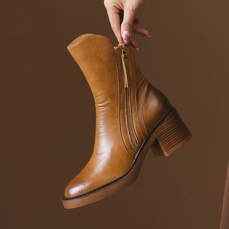 Bota Feminina em Couro Italiano Com Zíper Salto Grosso Palerma™ - Inverno 2025