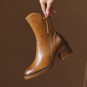 Bota Feminina em Couro Italiano Com Zíper Salto Grosso Palerma™ - Inverno 2025